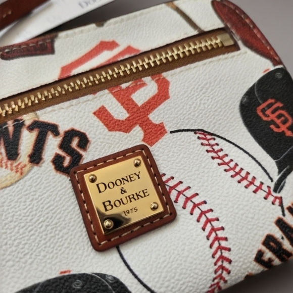 New Dooney and Bourke Sant Francisco Giants wristlet wallet - Picture 3 of 4